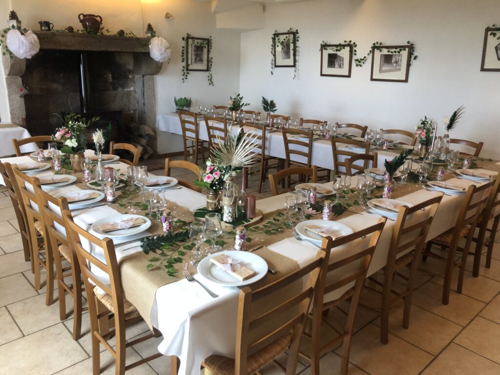 Gîte de groupe Bécajat à Saint-Bonnet-des-quarts, Salle à manger dans la grande maison