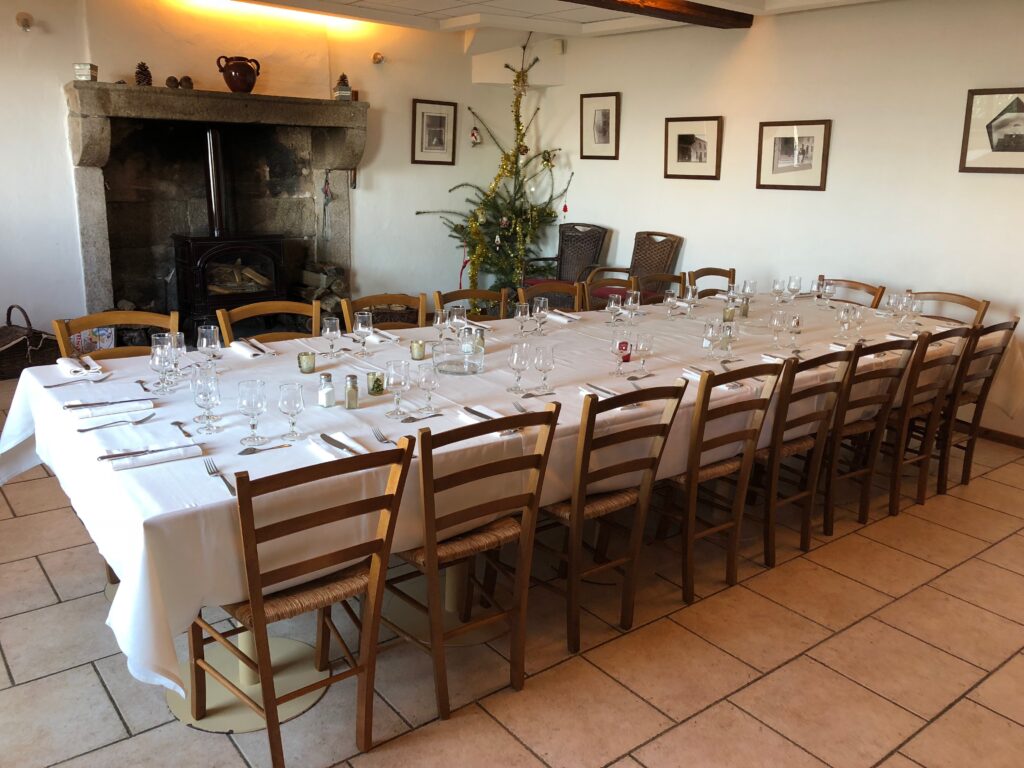 Gîte de groupe Bécajat à Saint-Bonnet-des-quarts, table dans la Grande Maison