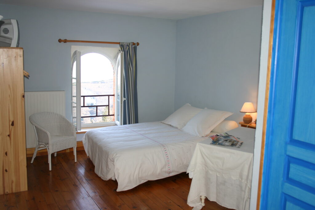 Gîte de groupe Bécajat à Saint-Bonnet-des-quarts, la chambre bleue de la grande maison