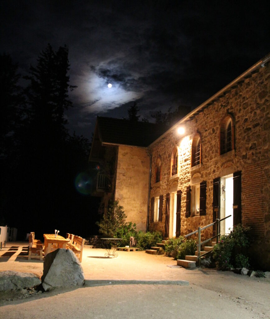 Gîte de Bécajat à Saint-Bonnet-des-Quarts au clair de lune