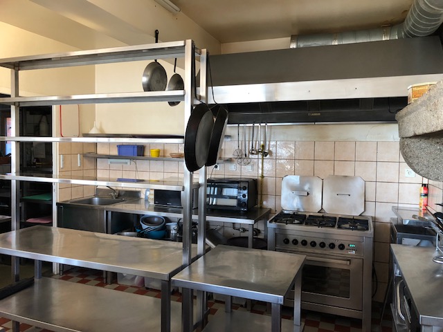 Gîte de groupe Bécajat à Saint-Bonnet-des-quarts, la cuisine