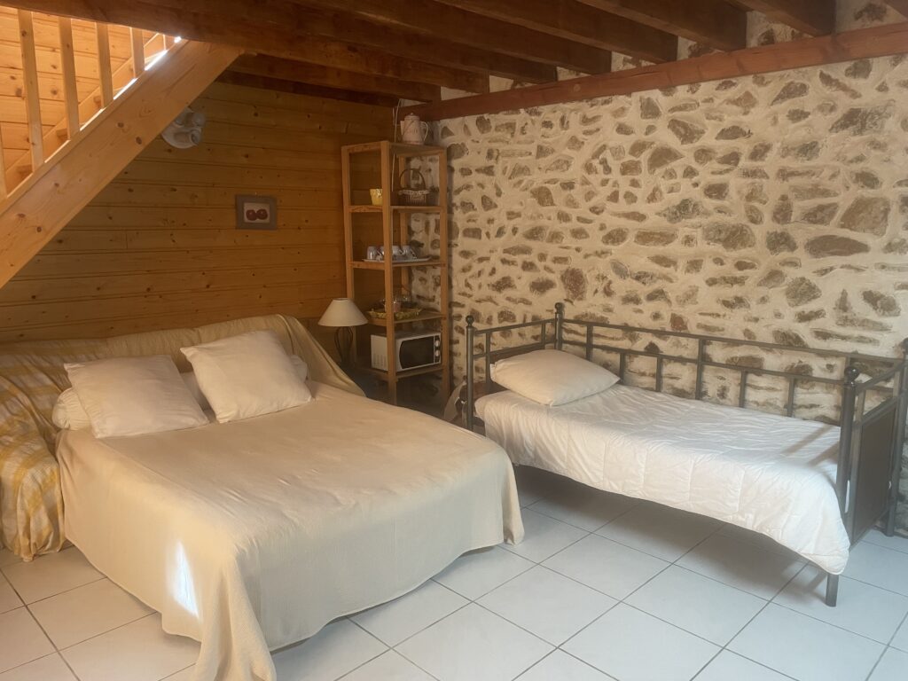 Gîte de groupe Bécajat à Saint-Bonnet-des-quarts, la petite maison