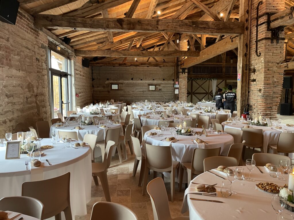 Tables rondes pour un mariage à La Grange d'Aymar à Saint-Romain-la-Motte
