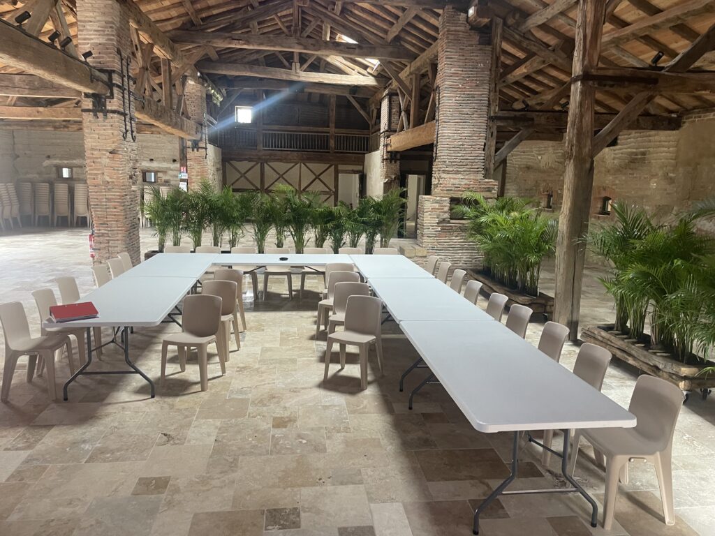 Tables rectangulaires pour une réunion de travail à La Grange d'Aymar à Saint-Romain-la-Motte