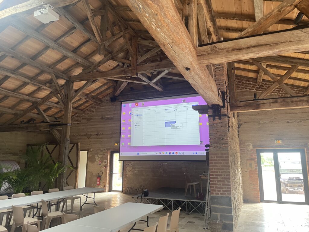 Ecran géant à la Grange d'Aymar à Saint-Romain-la-Motte