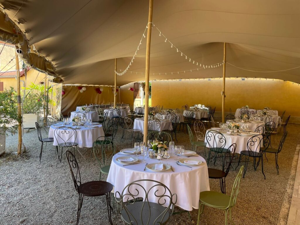 Tables rondes et rectangulaires sous la tente nomade des Pavillons d'Aymar à Saint-Romain-la-Motte